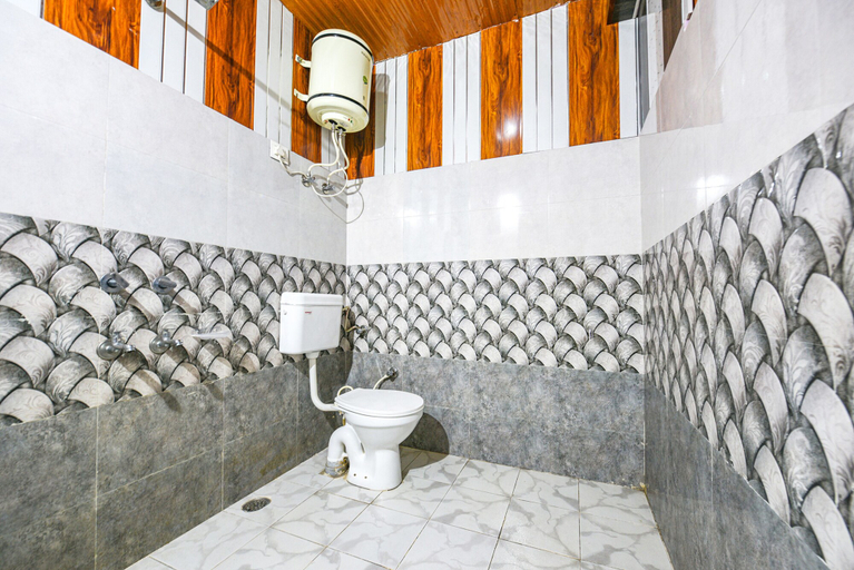 Bathroom, FabHotel Chand Palace, Kullu