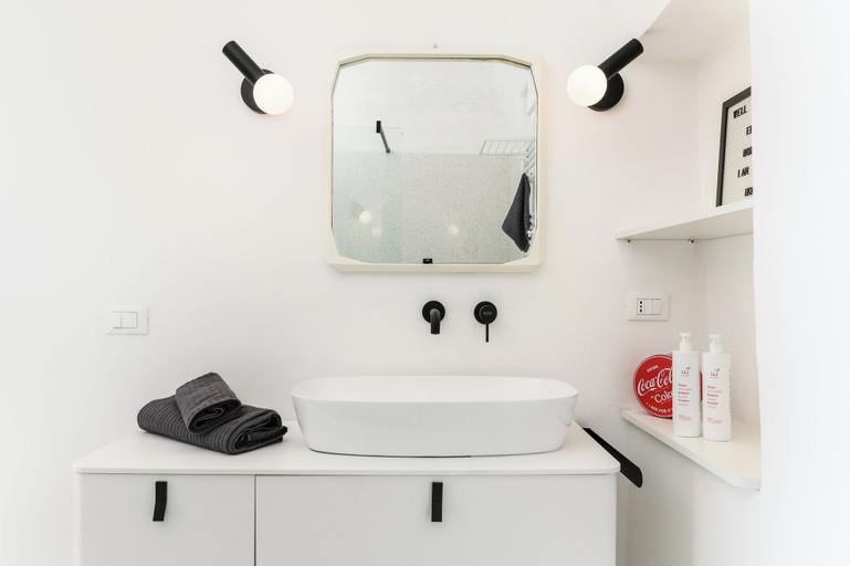 Bathroom 3, Olivia in Wonderland by Wonderful Italy, Brindisi