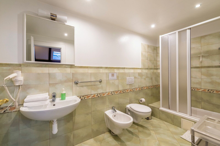 Bathroom 3, Janáčkovo nábřeží - Riverside Residence, Praha 6