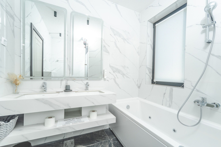 Bathroom 5, Hotel kingStone Budva