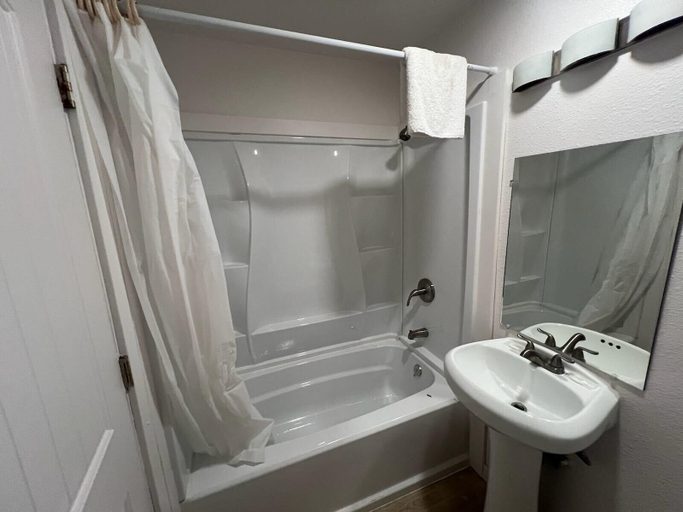 Bathroom 3, States Motel, Multnomah