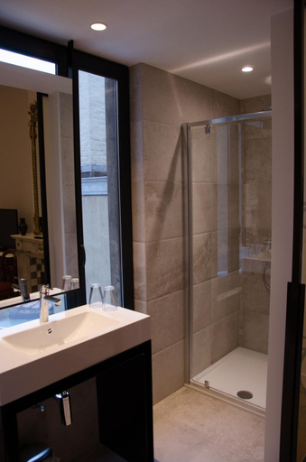 Bathroom 4, Albert Moliere, Bruxelles
