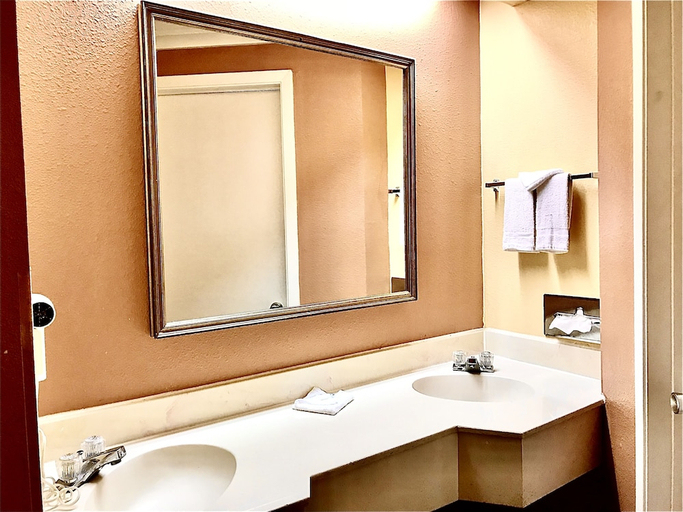 Bathroom 5, Super 8 by Wyndham Temple I-35, Bell