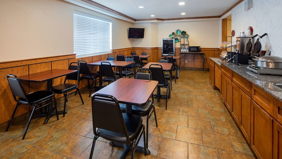 Food & Drinks 4, Days Inn by Wyndham Thornton, Adams