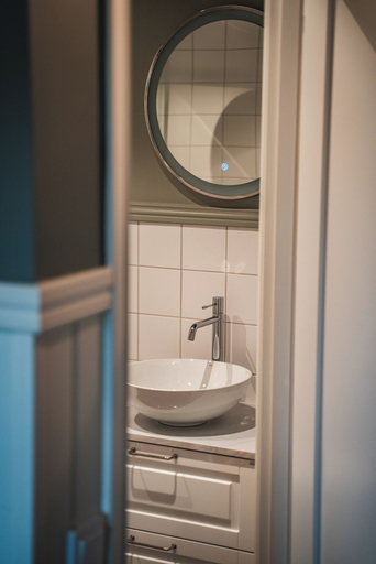 Bathroom 5, Två Skyttlar, Mark