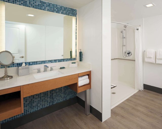 Bathroom 5, DoubleTree by Hilton Miami North I-95, Miami-Dade