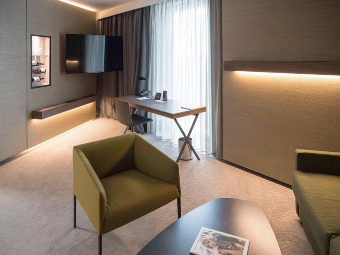 Bedroom 3, Radisson Blu CDG Airport Terminal Hotel, Seine-Saint-Denis
