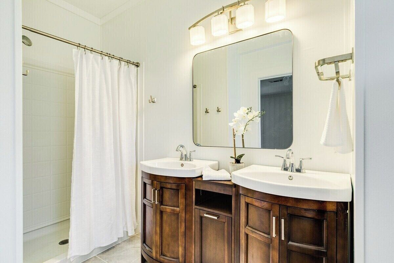 Bathroom 3, Lemon Drop, Galveston