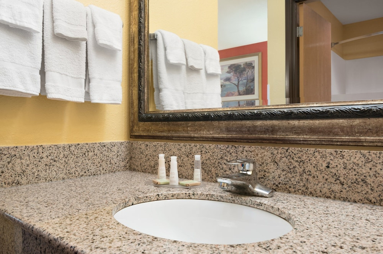 Bathroom, Baymont By Wyndham Springfield, Sangamon