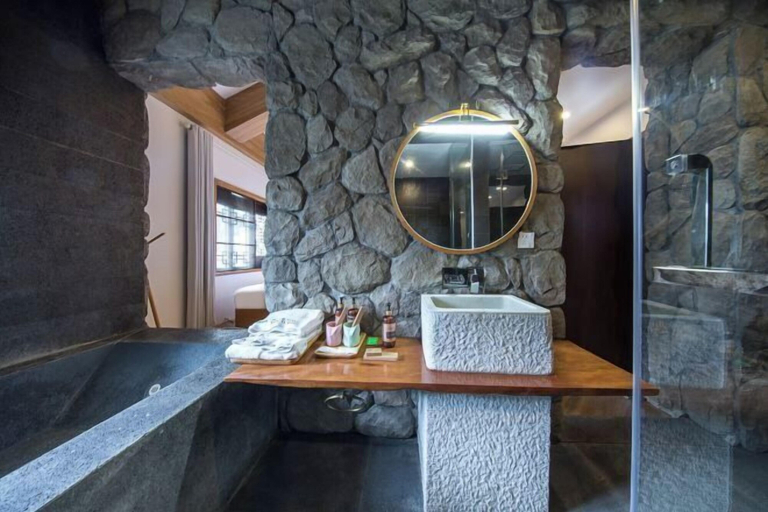 Bathroom 4, Yunyi Hot Spring Zangpin Inn, Baoshan