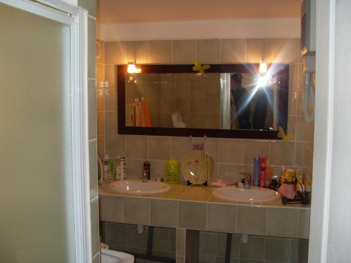 Bathroom, Appartement 10 Des Acacias, Gard