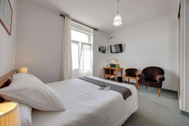 Bedroom 3, BRIT HOTEL CONFORT BAGNOLES NORMANDIE, Orne
