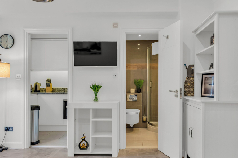 Others 5, One Bed Serviced Apartment in Chelsea, London