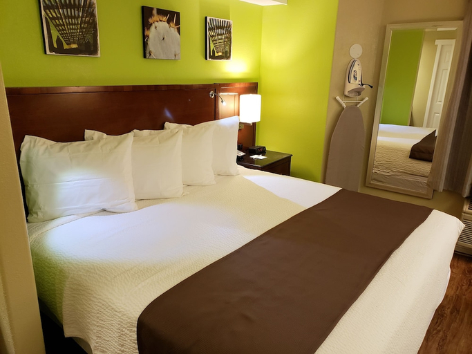 Bedroom 2, Days Inn by Wyndham Thornton, Adams