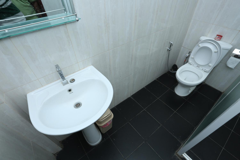 Bathroom, Dayanithi Guest House, Valikamam South