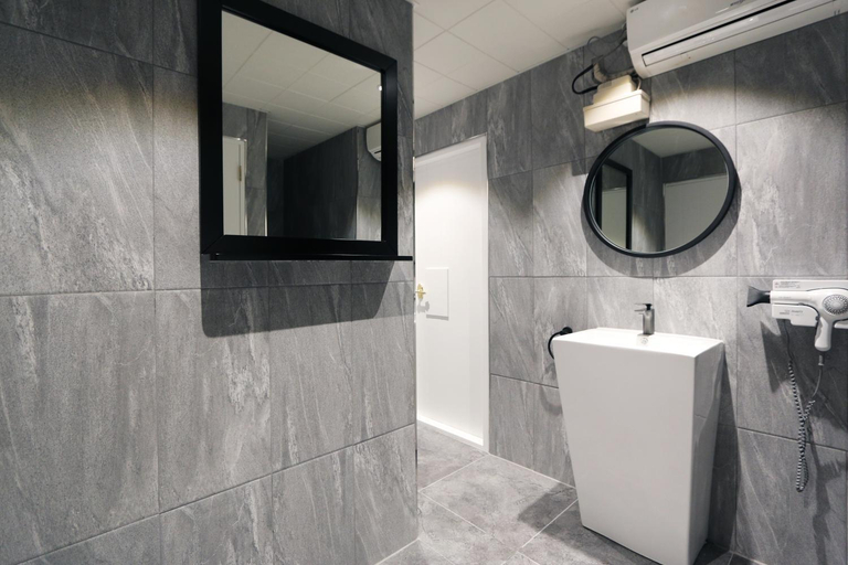 Bathroom 5, Blueboat Hostel Haeundae, Haeundae