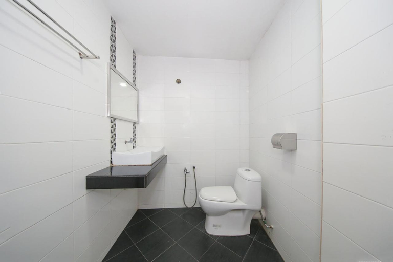 Bathroom 5, Inn Hotel, Hilir Perak