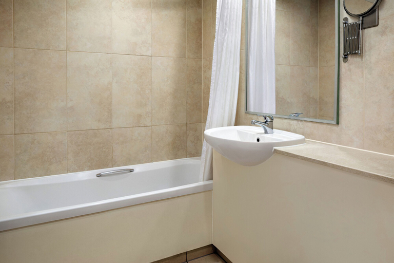 Bathroom 5, Ramada by Wyndham Cheltenham, Gloucestershire