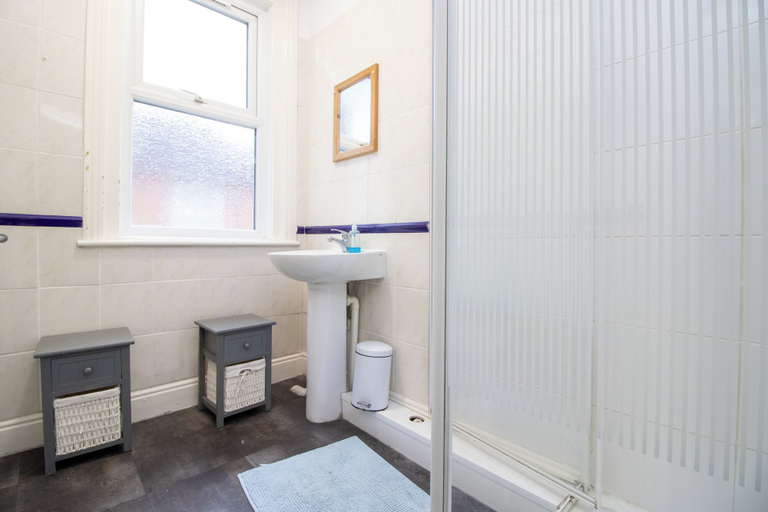 Bathroom 2, Pebbles Guest house, Southampton