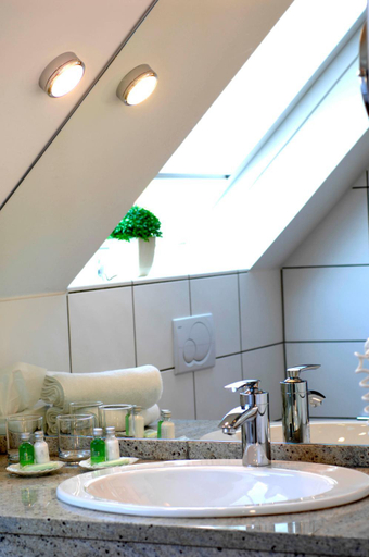 Bathroom 4, Romantik Hotel Schmiedegasthaus Gehrke, Schaumburg