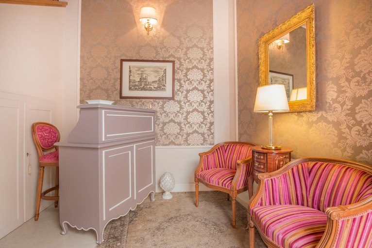 Public Area, Lady Capulet Apartments, Verona