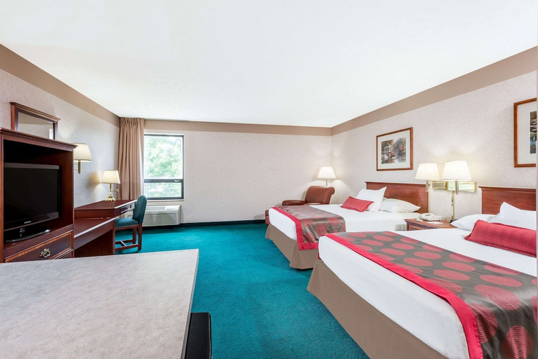Bedroom 2, Ramada by Wyndham Strasburg Dover, Tuscarawas