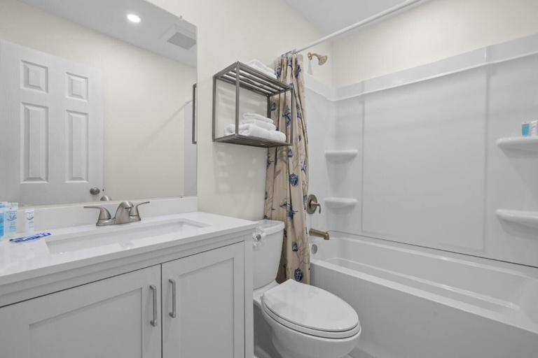 Bathroom 3, Driftwood Inn, Lee