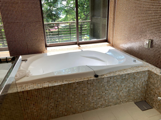 Bathroom 4, Amenohi To Yuyake, Chitose