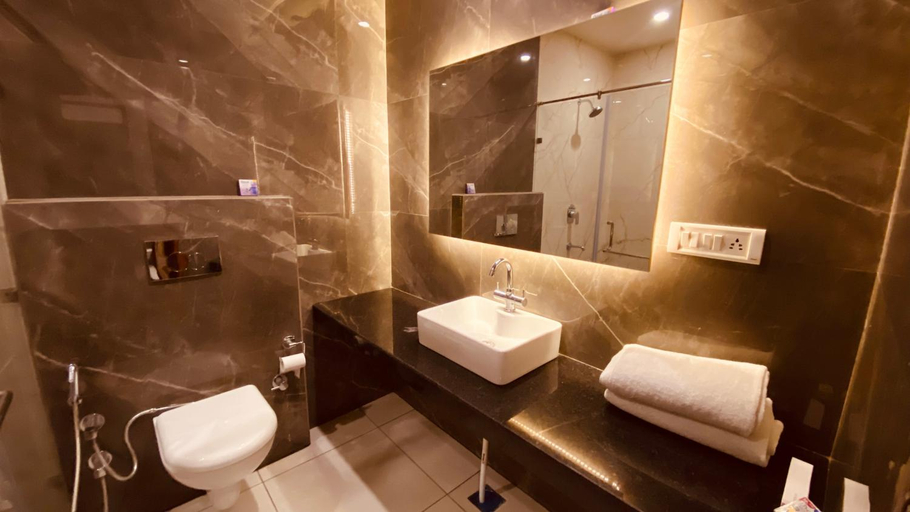 Bathroom 2, Hotel Amar Palace, Ambala