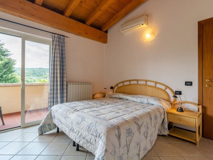 Bedroom 3, Agriturismo with Pool near Golf Course & Salò, Brescia