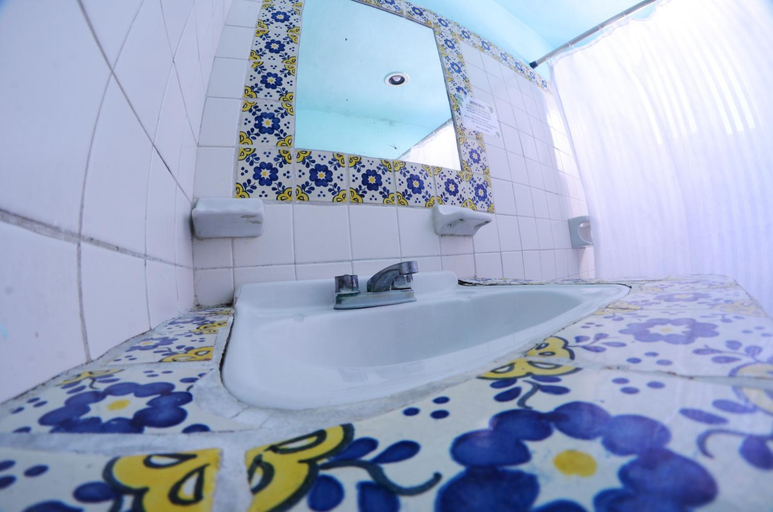 Bathroom, Tres Mundos Hostel, Cozumel