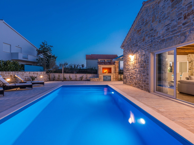 Sport & Beauty 5, Private Pool Villa in Sukosan, Sukošan