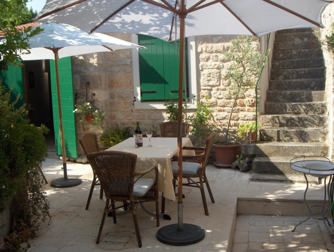 Food & Drinks 4, Guest House Lucijo, Jelsa