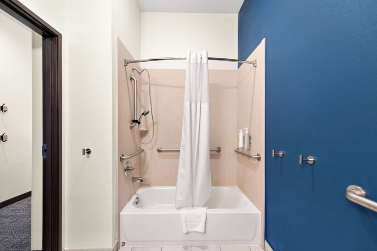 Bathroom 3, Spark by Hilton Mansfield, De Soto