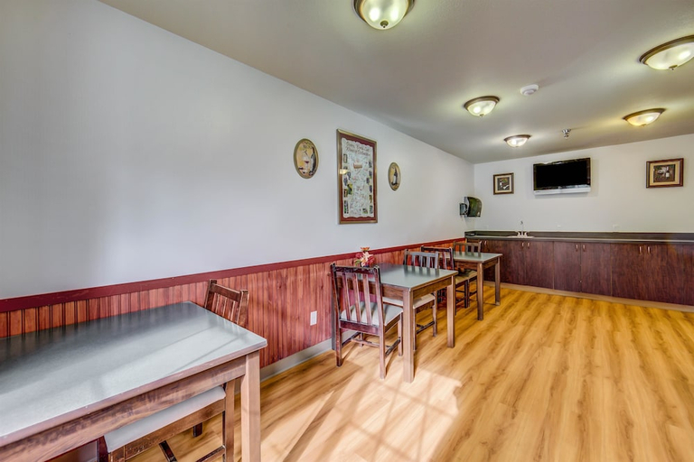 Others 4, Motel 6 Sutherlin, OR, Douglas