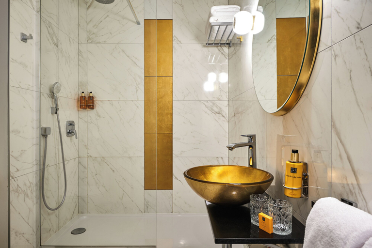 Bathroom 4, Hotel Le Versailles, Yvelines
