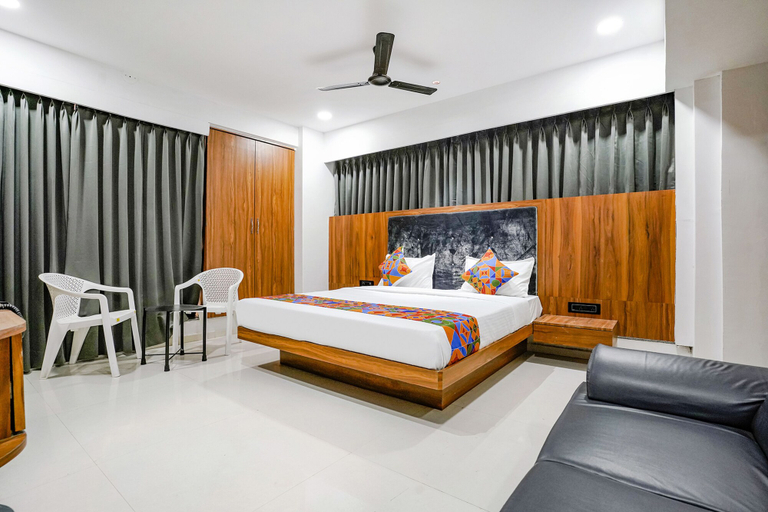 Bedroom 2, Fabhotel Royal King I, Surat
