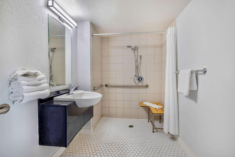 Bathroom 3, Motel 6 Hammond, IN - Chicago Area, Lake