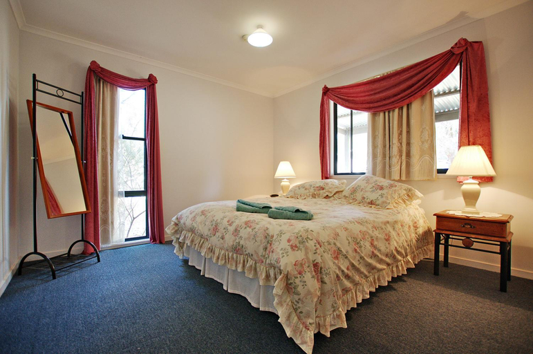 Bedroom, Serenity Grove Cottage Accommodation, Singleton
