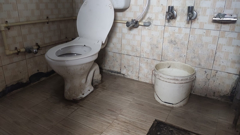 Bathroom 5, Goroomgo Koyal Mandi, Mandi
