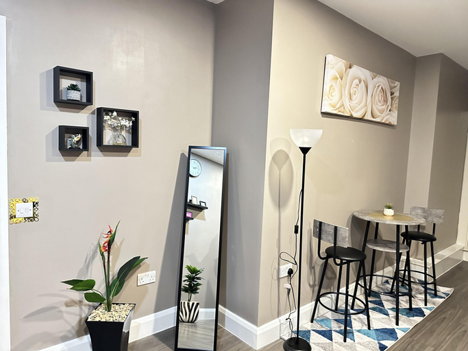 Dining 3, 2 Bed Apartment - Sleeps 4 - Wifi - Parking, Dudley