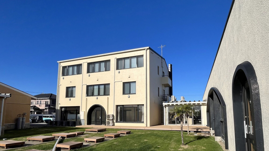Exterior & Views