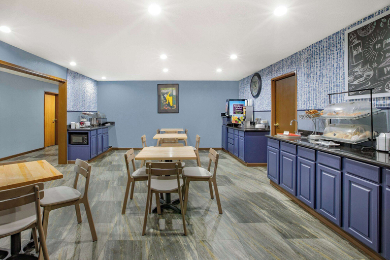 Food & Drinks 5, AmericInn by Wyndham Pella, Marion