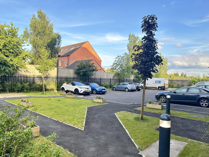 Property grounds, 2 Bed Apartment - Sleeps 4 - Wifi - Parking, Dudley