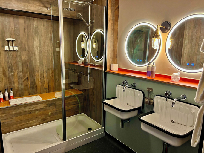 Bathroom 3, Bike & Boot Peak District, Derbyshire