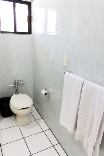 Bathroom 5, Hotel Sntenario, Chihuahua