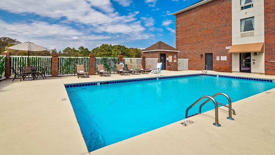 Sport & Beauty 4, Best Western Plus Silver Creek Inn, Carteret