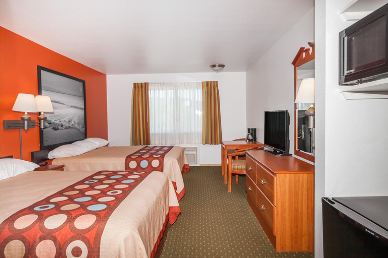 Bedroom 4, Super 8 by Wyndham Cloverdale Wine Country, Sonoma