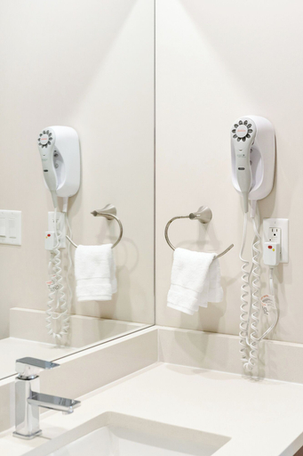 Bathroom 4, Lakefront Lux 2BR Symphony Of Comfort, Fraser Valley
