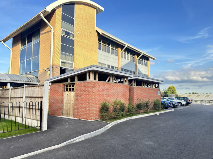 Exterior, 2 Bed Apartment - Sleeps 4 - Wifi - Parking, Dudley